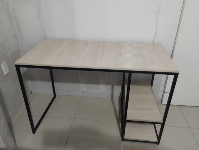 Mesa de Escritório com base metálica Semi Nova