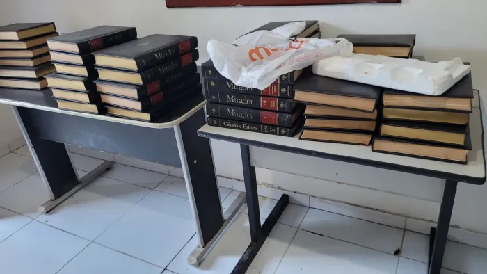 Duas mesas de escritório para doação 