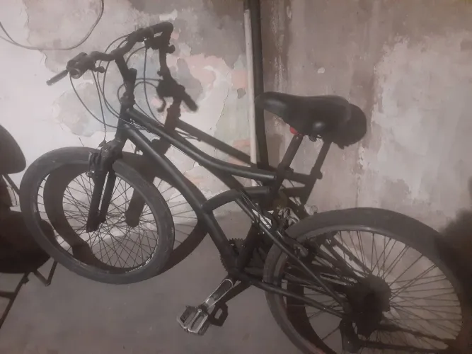 Vendo uma bicicleta de amortecedor boa pra andar.