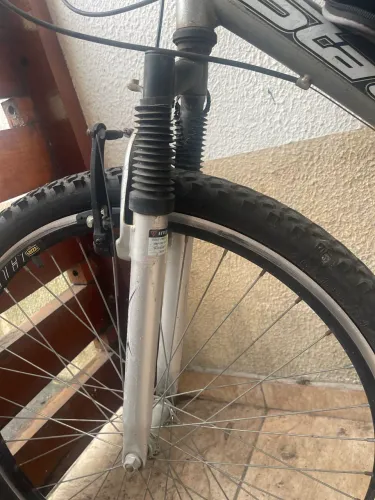 Bike aro 26 com suspensão dupla e 18 marchas. 
