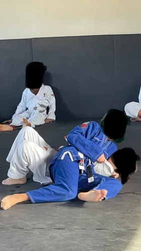 kimono de Jiu-Jitsu infantil azul da marca Grappler Fight Company,tamanho M3