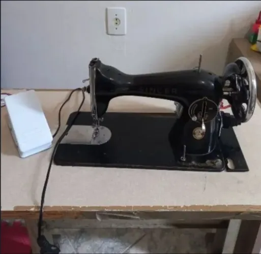 Máquina de costura singer antiga. Pronta para costurar 
