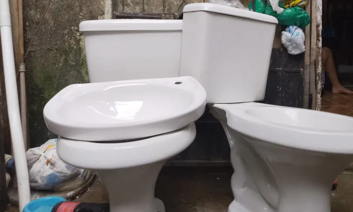 Vasos sanitários semi novos .pias e lavatório.