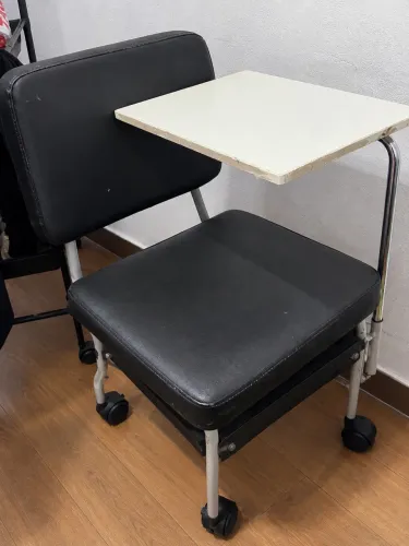 Cadeira de Manicure Profissional com Rodinhas e Mesa de Apoio