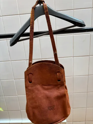Bolsa saco em couro marrom