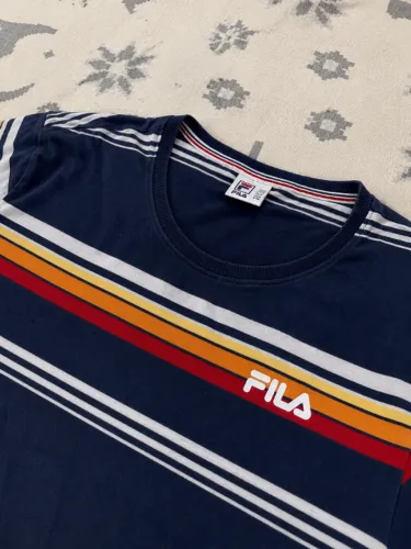 camiseta fila listrada retrô gg
