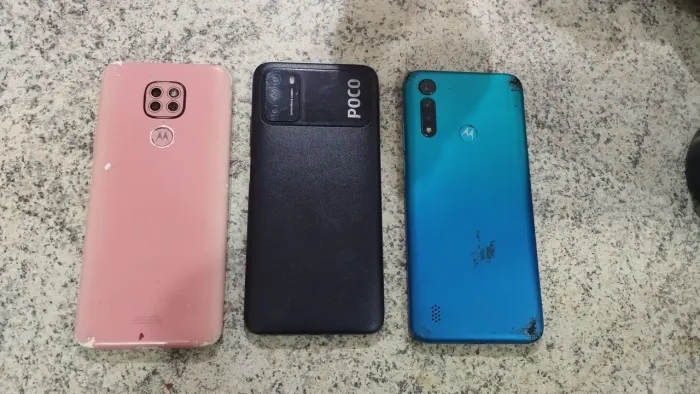 3 celular pra conserto ou retirar peças.