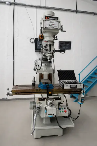 Vende-se máquina fresadora ferramenteira ISO 40
