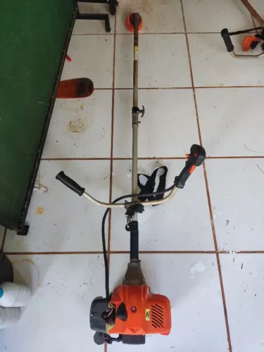 Máquina de cortar grama