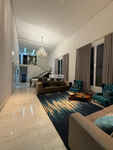 Casa em condomínio com 3 quartos disponível para venda no bairro Santa Mônica em Uberlândi