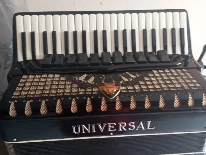 Acordeon Universal em 4ª de voz completa