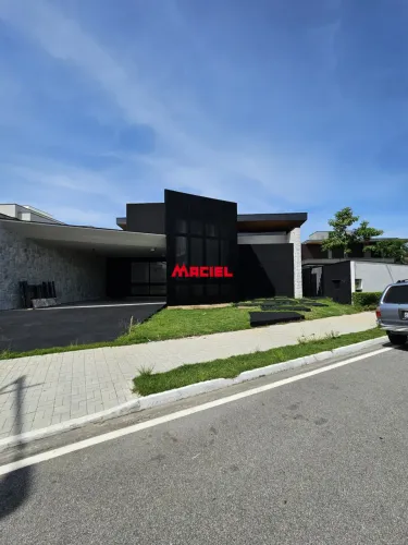 `Refúgio Exclusivo: Descubra o Luxo 100% Térreo no Condomínio JARDIM DO GOLFE I - Um Oásis