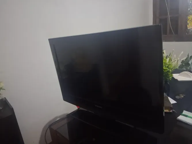 Vendo uma TV nao e smart em perfeito estado