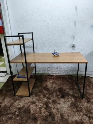 Mesa com Prateleiras - Usada