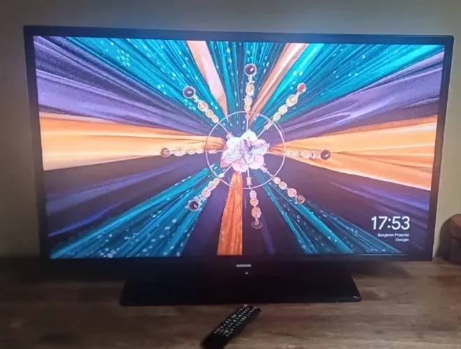 TV SAMSUNG 40" TV Full HD F5200 Série 5 (PEQUENO DEFEITO)