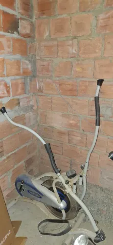 ELÍPTICO C PEDAL QUEBRADO, SÓ TROCAR O PARAFUSO QUE RESOLVE