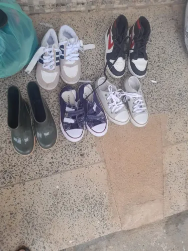 Vende se kit infantil tem tênis,bota e sapatilhas semi novo