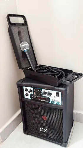 Caixa de som e microfone