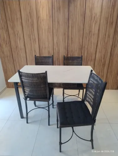 Conjunto mesa e cadeiras artesanal - dimensões: 140 cm × 80 cm