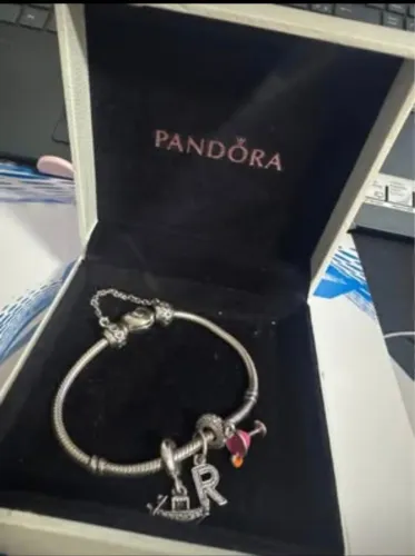 Pulseira Pandora original com berloques e trava de segurança 