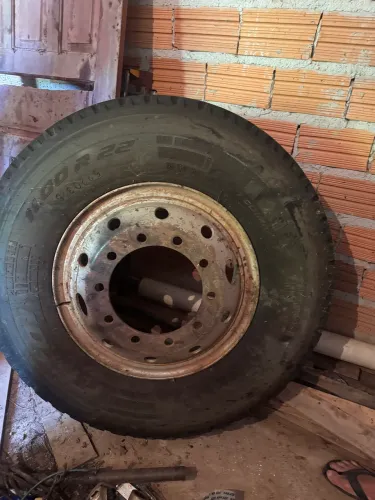 Pneu Caminhão Pirelli 11.00 R22 FR:01 + Roda - 95% de Borracha
