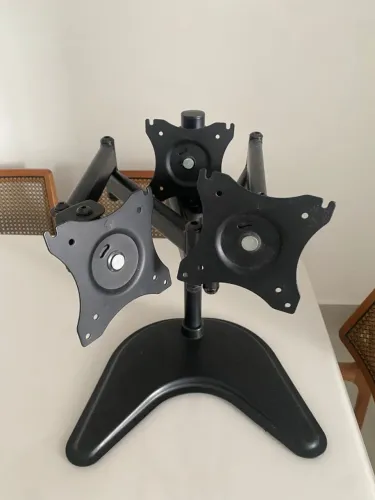 Suporte para 3 Monitores - Articulado e Ajustável