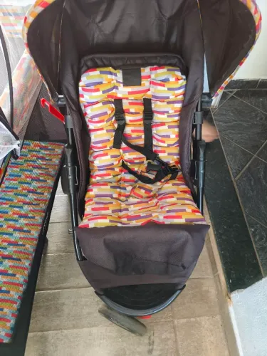 Carrinho de bebê, com o berço 