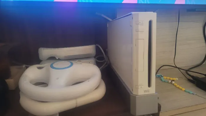 Vendo Nintendo WIi usado e funcionando normalmente com + de 10 jogos, guitarra e bateria.