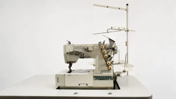 Máquina de costura industrial galoneira da marca Yamata modelo FY3100.