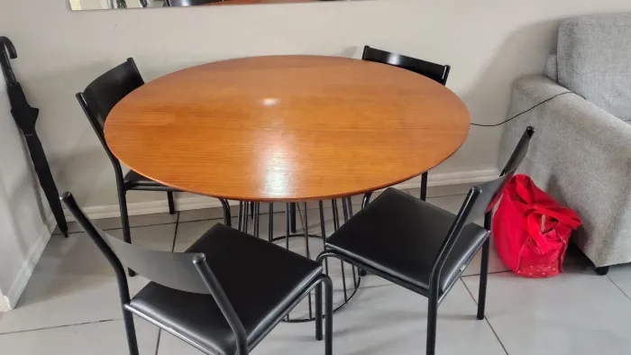 Mesa com quatro cadeiras Tok stok