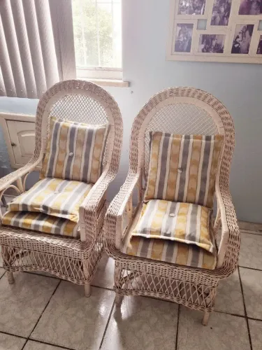 Conjunto de poltronas de vime com mesinha