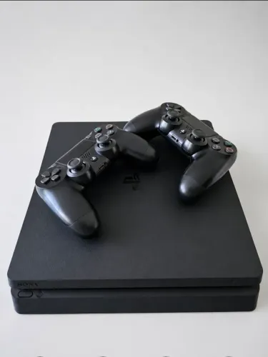 PlayStation 4 Slim 1tb - 2 Controle Originais - Com Jogo