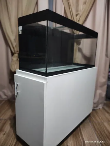 Aquário 100L + móvel sob medida | Completo | Excelente estado