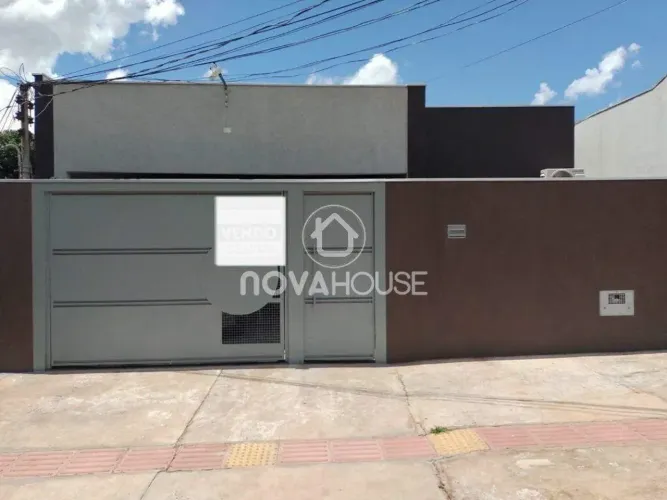 CASA COM SALÕES NA SENHOR DO BOM FIM