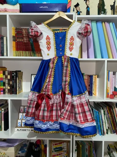 Vestido infantil de festa junina com coroa