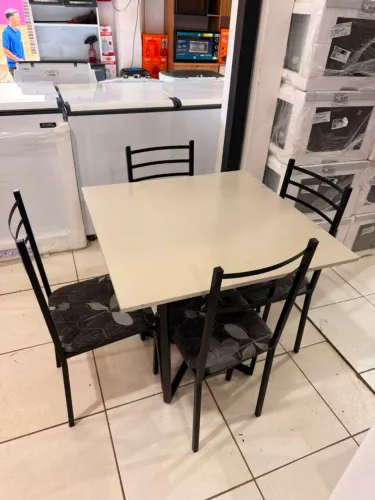 Mesa com 4 cadeiras R$799,00