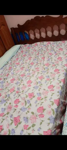 Cama de casal madeira com colchão usados. 550 reais. Dinheiro ou pix