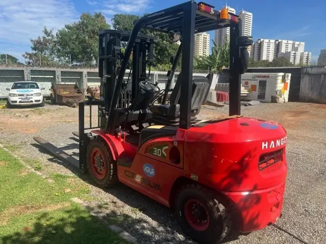 Aluguel mensal de Empilhadeira 3T 4,5m Triplex Diesel