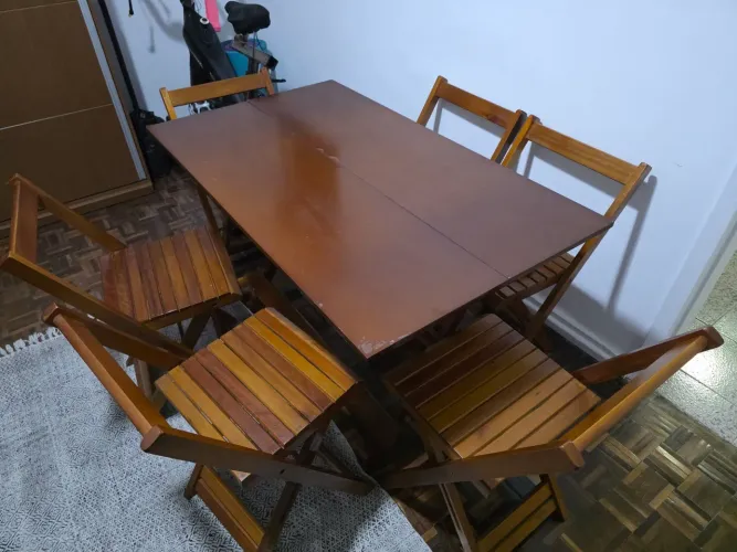 Mesa dobrável e Conjunto de 6 cadeiras dobrável de madeira