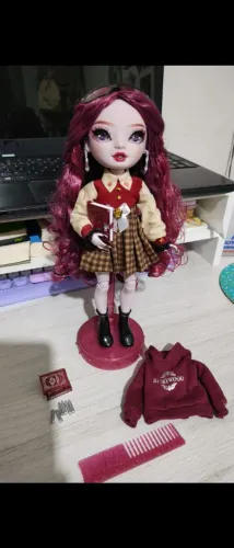 Boneca Scarlet Rainbow high