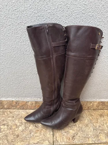 Bota marrom cano longo