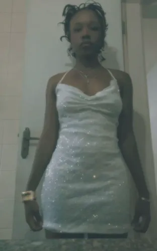 Vestido curto brilhosa