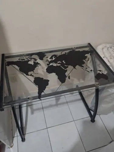 Mesa escrivaninha com tampa de vidro bem conservada