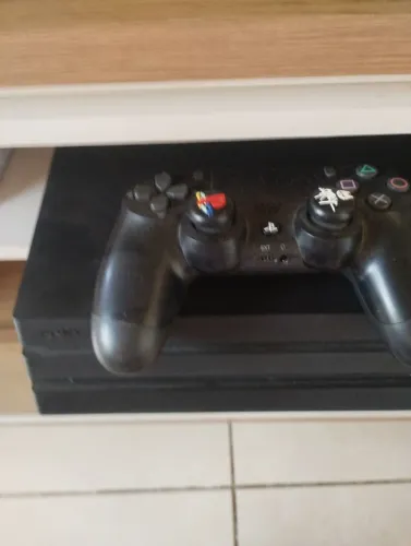 Ps4 pro 1 controle 1 um fone  1300 reais 