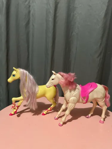 Dois cavalos das princesas Barbie 