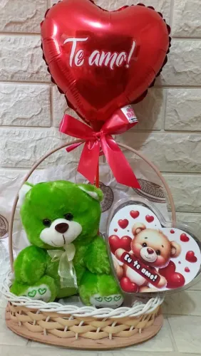 Cesta com pelúcia e chocolates para o dia dos namorados. * WhatsApp