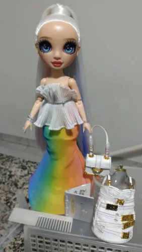Boneca Rainbow High Amaya. Leia descrição