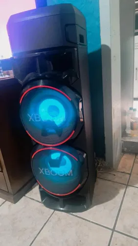 Vendo som potente e lindo. Abaixei pra sair logo. Preciso de espaço.