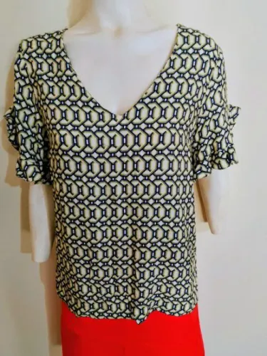 Blusa com decote V apresenta uma estampa geométrica