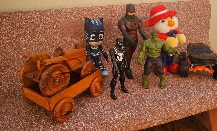 Desapego de Brinquedos: Bonecos Articulados e Pelúcia